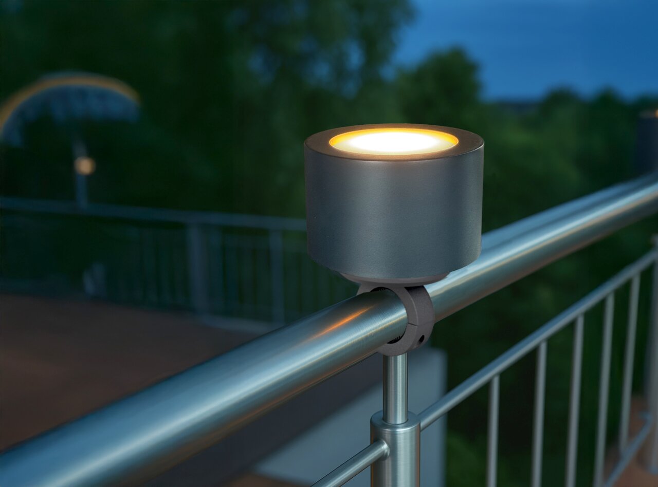 Fischer & Honsel Geländerhalterung zu Akku-Windlicht MIX & MATCH 2 Geländerhalterung mit Akku-Windlicht, montiert auf einem Metallgeländer, seitliche Perspektive