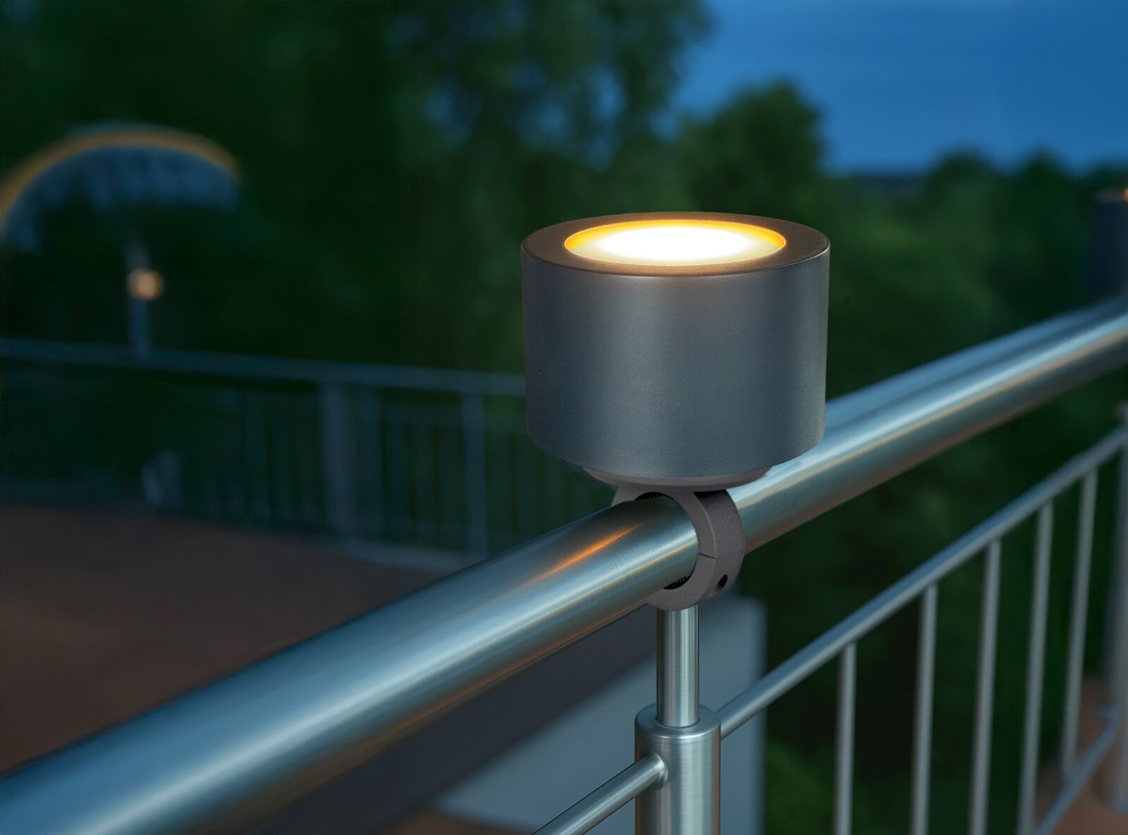 Fischer & Honsel Leuningbevestiging voor accu-lantaarn MIX & MATCH 2 Geländerhalterung mit Akku-Windlicht, montiert auf einem Metallgeländer, seitliche Perspektive