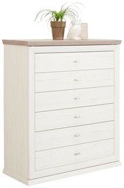 Weiße Kommode mit sechs Schubladen, dekoriert mit einer Pflanze, einer Eulenfigur und einem Korb, seitliche Perspektive