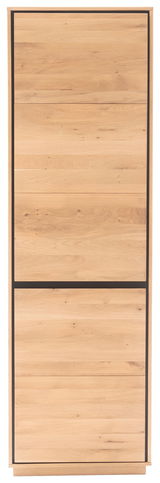 Garderobenschrank aus Holz in Frontalansicht