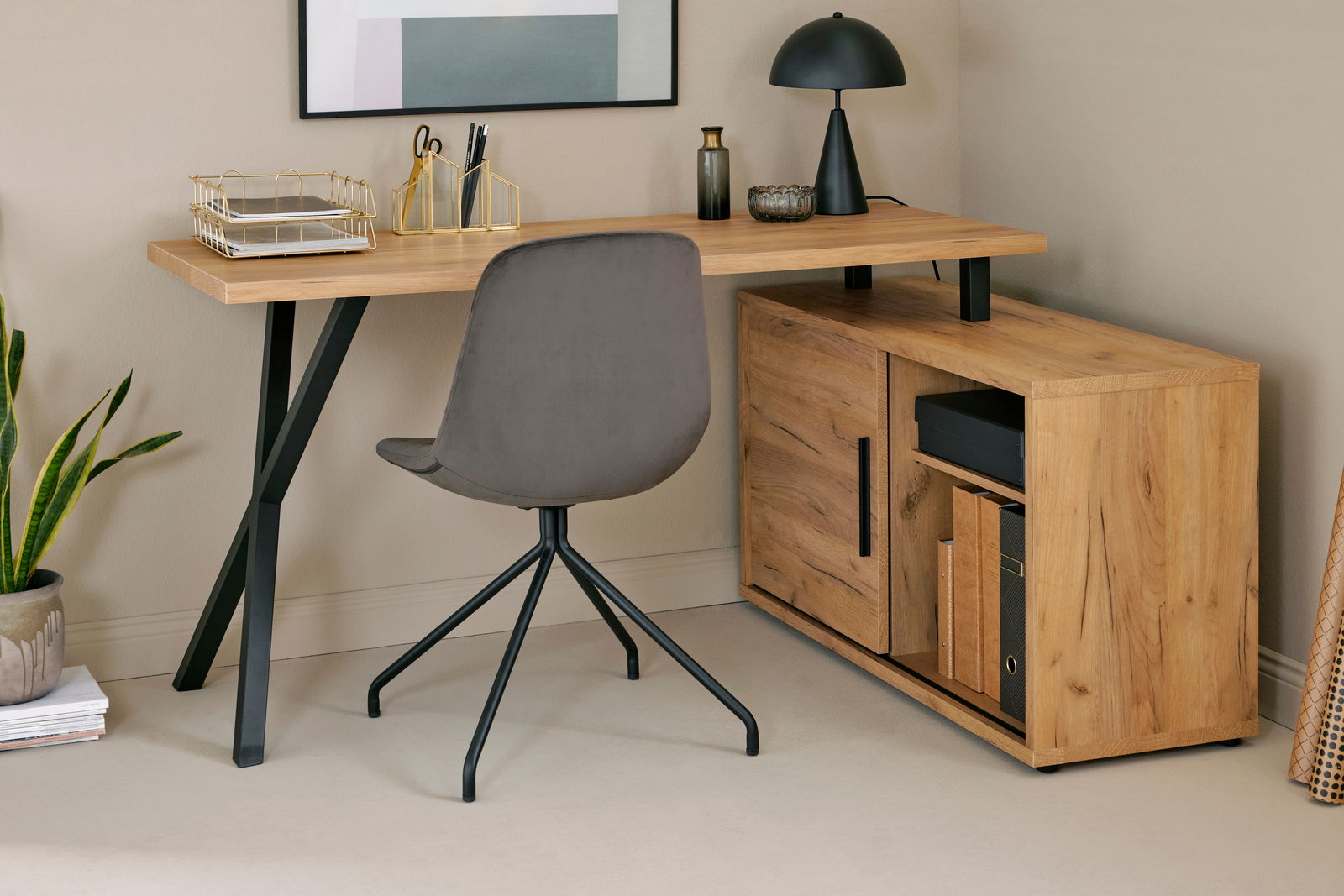 Eck-Schreibtisch-Kombination aus Holz mit schwarzem Metallgestell, grauem Drehstuhl und dekorativen Accessoires, seitliche Perspektive