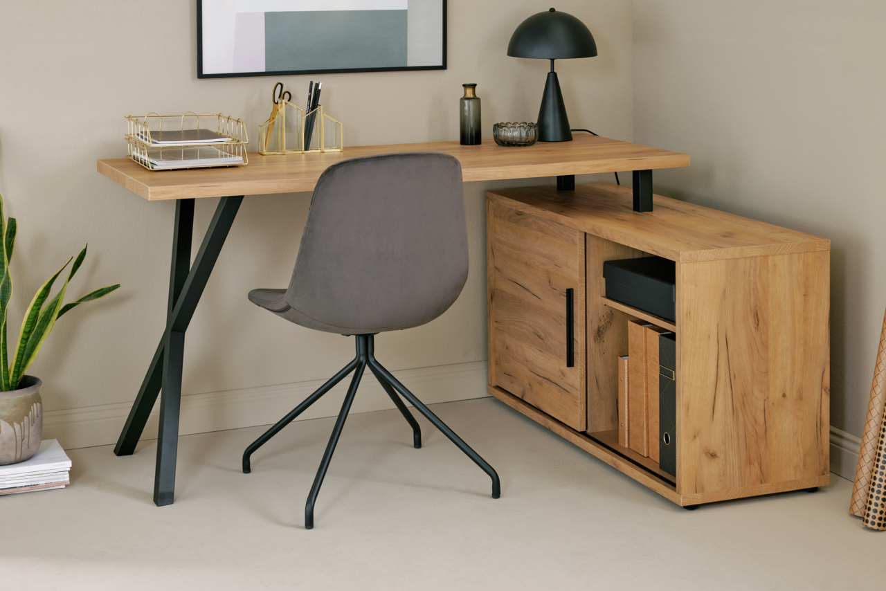 Novel Eckschreibtisch-Kombination X-TREME D 145 E Eck-Schreibtisch-Kombination aus Holz mit schwarzem Metallgestell, grauem Drehstuhl und dekorativen Accessoires, seitliche Perspektive