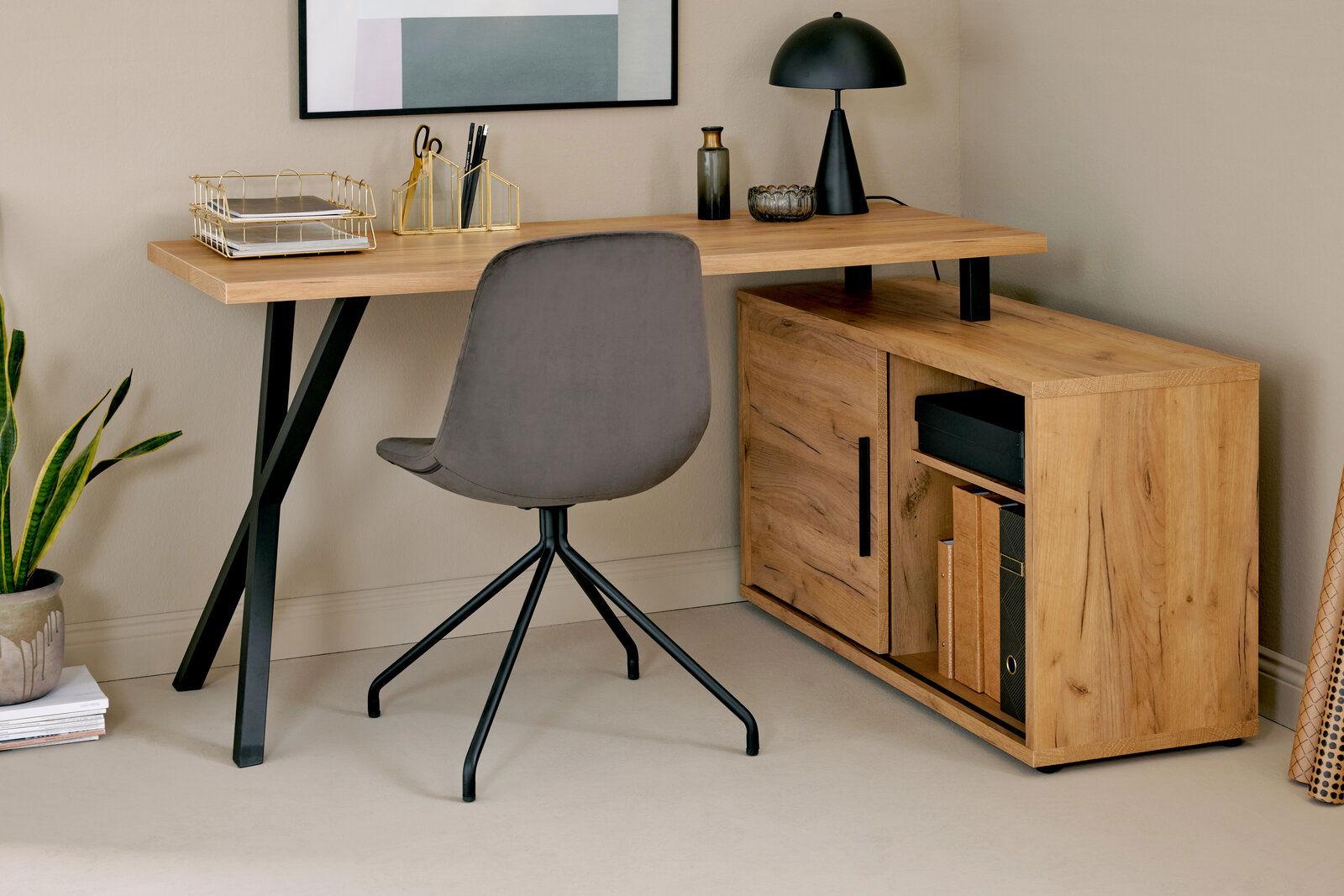 Eck-Schreibtisch-Kombination aus Holz mit schwarzem Metallgestell, grauem Drehstuhl und dekorativen Accessoires, seitliche Perspektive