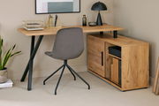 Eck-Schreibtisch-Kombination aus Holz mit schwarzem Metallgestell, grauem Drehstuhl und dekorativen Accessoires, seitliche Perspektive
