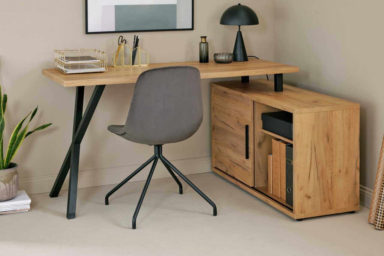 Eck-Schreibtisch-Kombination aus Holz mit schwarzem Metallgestell, grauem Drehstuhl und dekorativen Accessoires, seitliche Perspektive