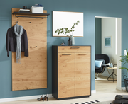 Moderne Garderobenkombination in Holzoptik mit Schuhkommode und Garderobenpaneel, seitliche Perspektive
