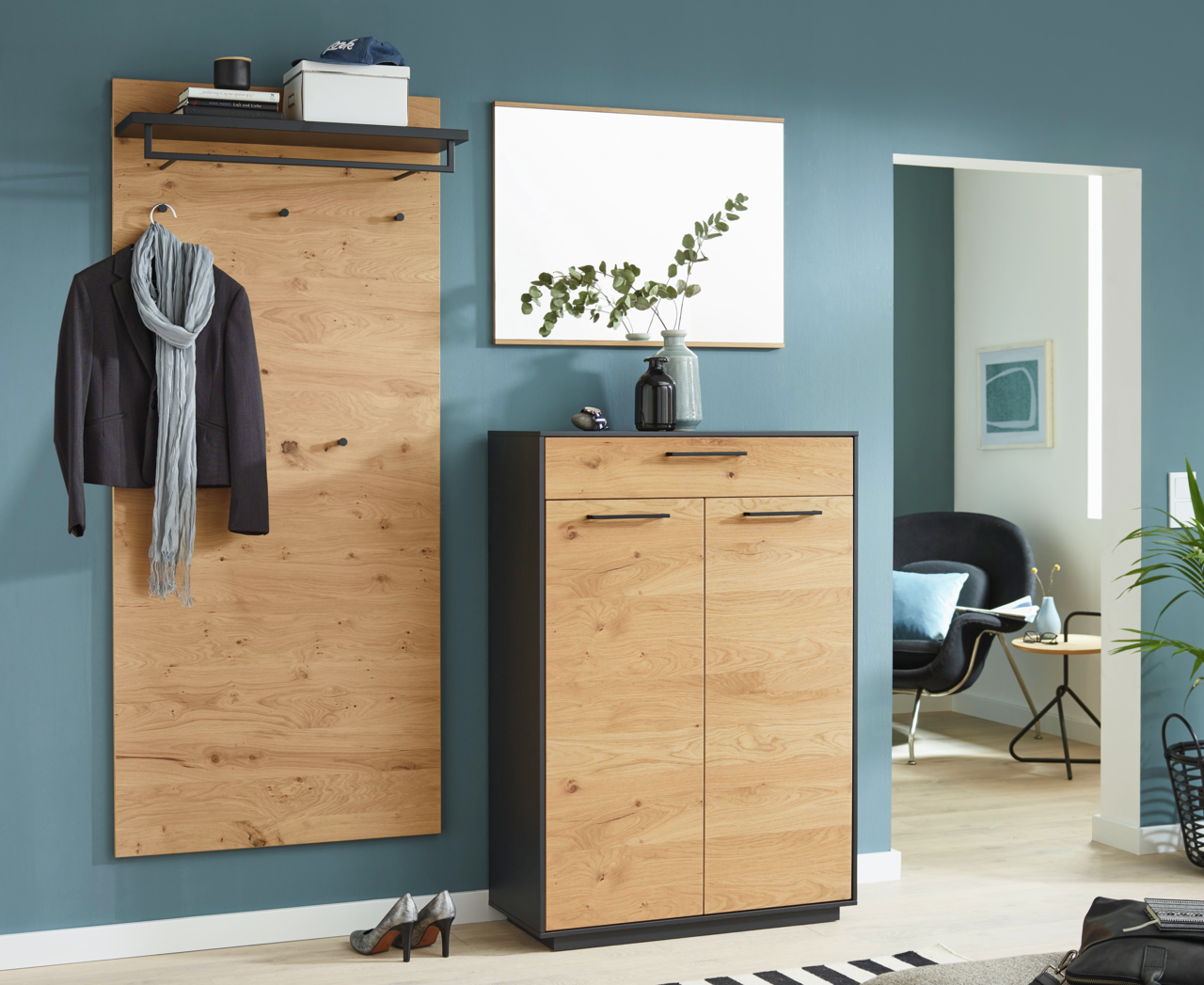 Moderne Garderobenkombination in Holzoptik mit Schuhkommode und Garderobenpaneel, seitliche Perspektive