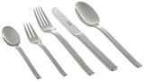 Set aus Edelstahlbesteck bestehend aus Löffel, Gabel, Messer, Kuchengabel und Teelöffel, von oben betrachtet.