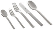 Set aus Edelstahlbesteck bestehend aus Löffel, Gabel, Messer, Kuchengabel und Teelöffel, von oben betrachtet.