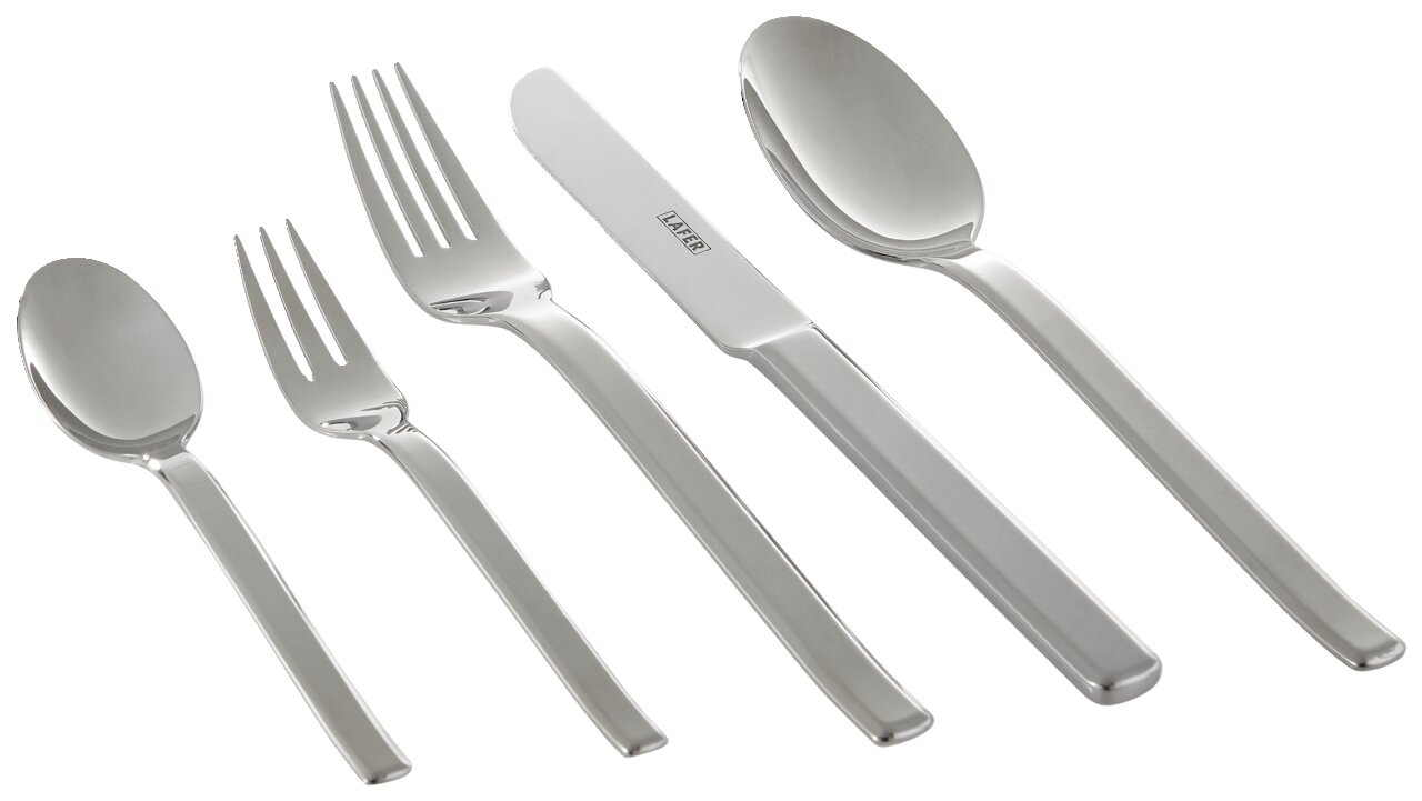 Set aus Edelstahlbesteck bestehend aus Löffel, Gabel, Messer, Kuchengabel und Teelöffel, von oben betrachtet.