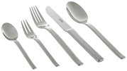 Set aus Edelstahlbesteck bestehend aus Löffel, Gabel, Messer, Kuchengabel und Teelöffel, von oben betrachtet.