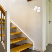LED-Spot an der Wand montiert, seitliche Perspektive, beleuchtet eine Treppe