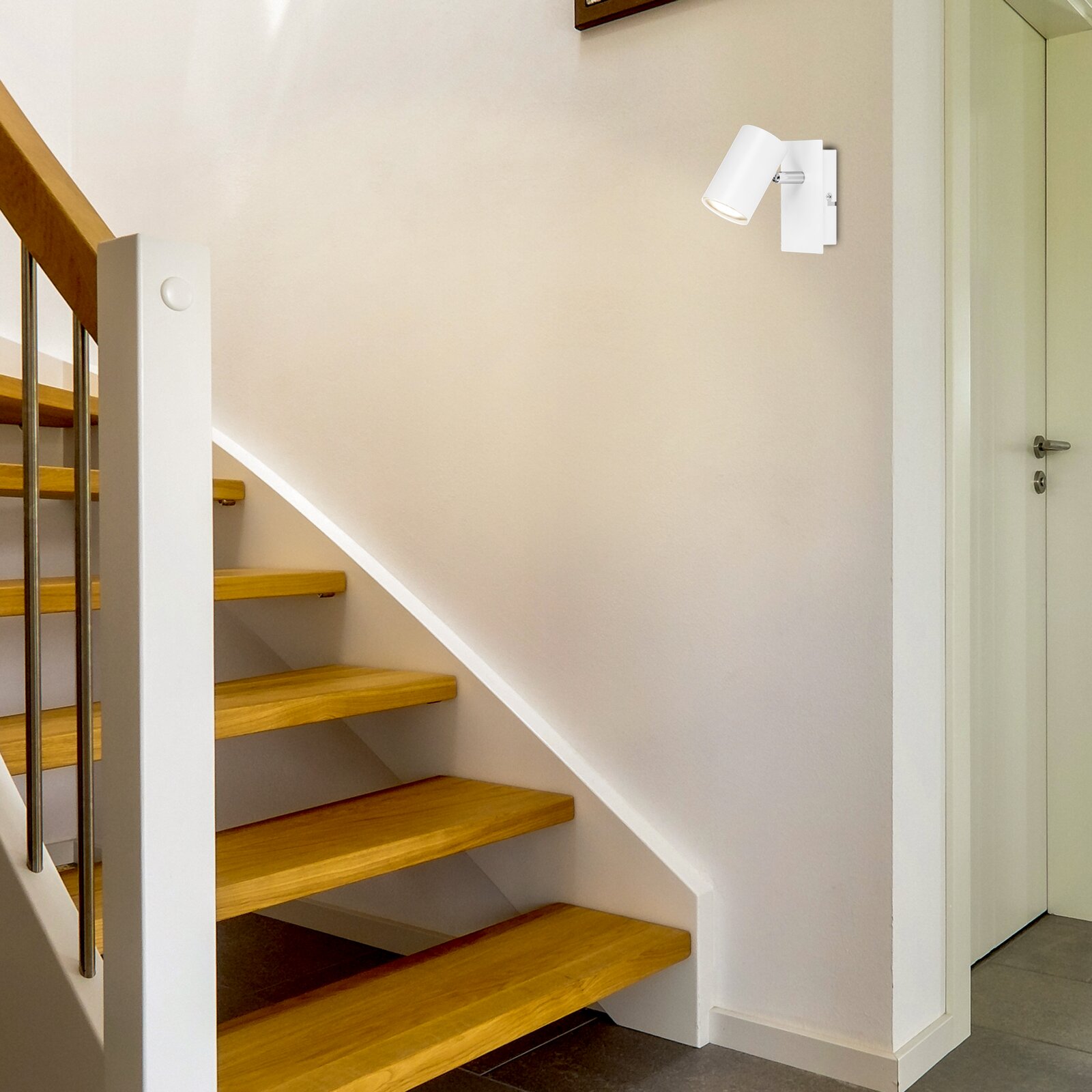 LED-Spot an der Wand montiert, seitliche Perspektive, beleuchtet eine Treppe
