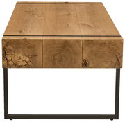 Frontale Ansicht eines Couchtisches mit massiver Holzplatte und Metallgestell.