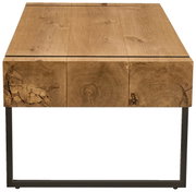 Frontale Ansicht eines Couchtisches mit massiver Holzplatte und Metallgestell.