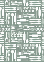 Geschirrtuch mit Küchenutensilien und dem Schriftzug 'Kiss the Cook' aus der Vogelperspektive