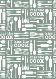 Geschirrtuch mit Küchenutensilien und dem Schriftzug 'Kiss the Cook' aus der Vogelperspektive