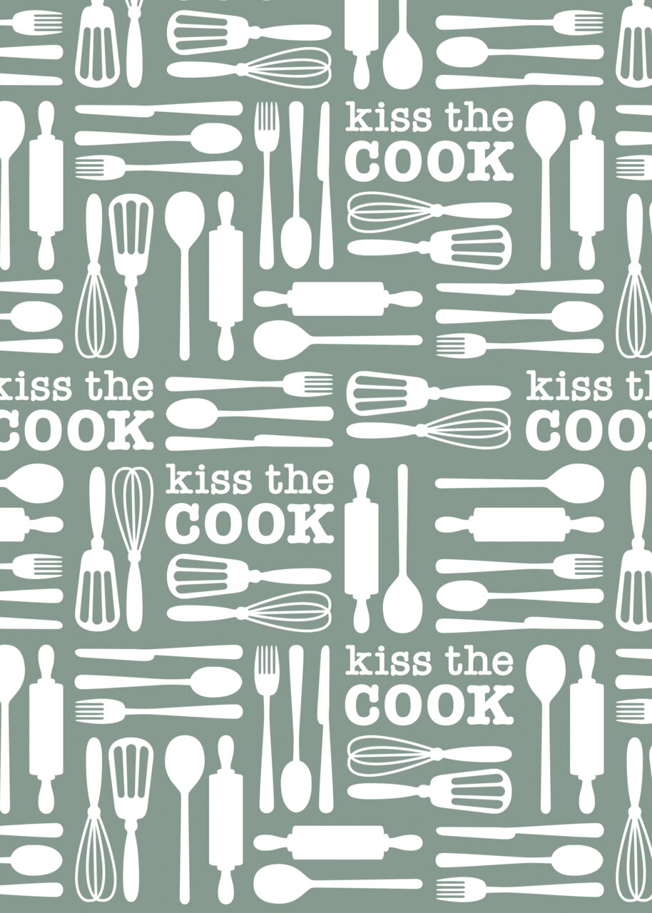 Geschirrtuch mit Küchenutensilien und dem Schriftzug 'Kiss the Cook' aus der Vogelperspektive