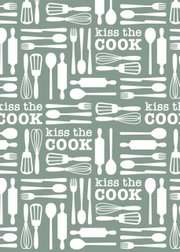 Theedoek met keukengerei en het opschrift 'Kiss the Cook', gezien vanuit vogelperspectief