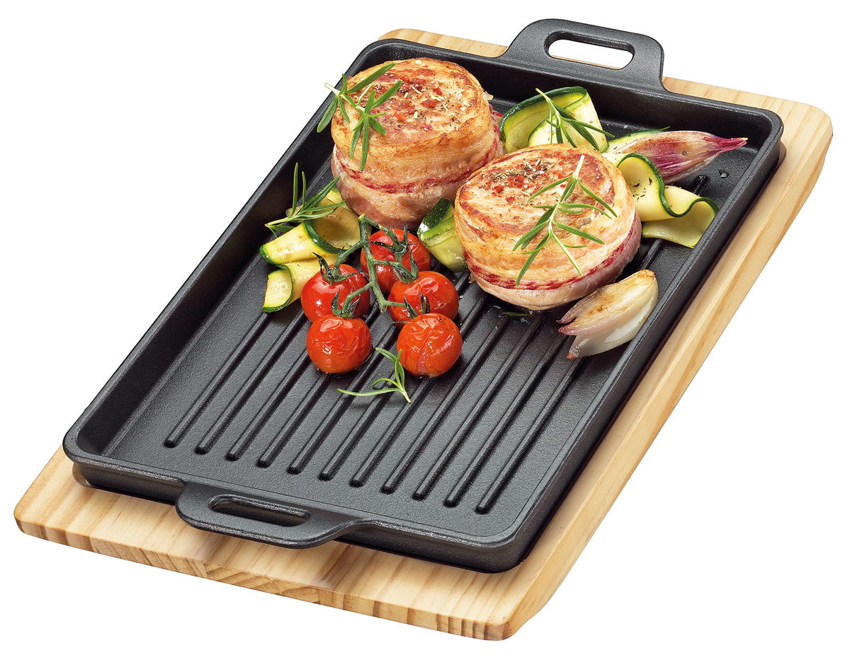 Grillplatte mit Holzbrett, darauf gegrilltes Gemüse und Fleisch, aus der Vogelperspektive.