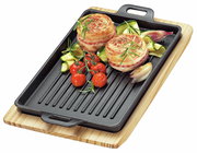 Grillplatte mit Holzbrett, darauf gegrilltes Gemüse und Fleisch, aus der Vogelperspektive.