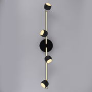 Moderne Deckenleuchte mit vier verstellbaren, zylinderförmigen Leuchten, vertikale Perspektive