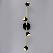 Moderne Deckenleuchte mit vier verstellbaren, zylinderförmigen Leuchten, vertikale Perspektive