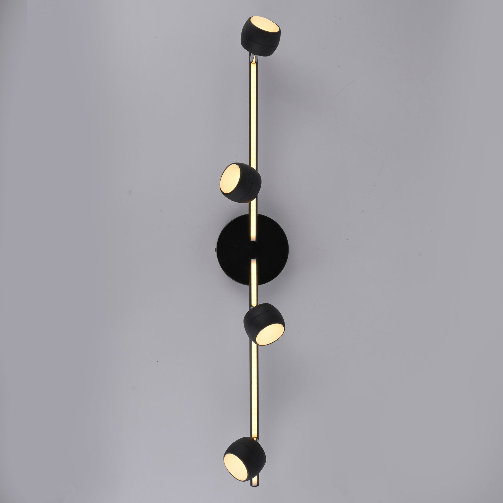 Moderne Deckenleuchte mit vier verstellbaren, zylinderförmigen Leuchten, vertikale Perspektive