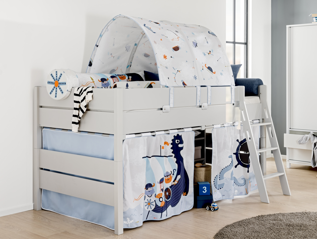 Hochbett für Kinder mit Spielvorhang und Leiter, seitliche Perspektive