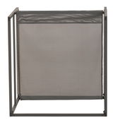 Rückansicht eines Lounge-Sessels mit grauem Metallrahmen und Netzbespannung.