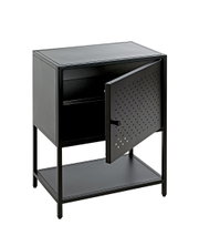 Schwarzer Metall-Nachttisch/Beistellschrank mit perforierter Tür, offen gezeigt, mit Ablageboden unten; Ansicht schräg von vorn (3/4-Perspektive) vor weißem Hintergrund
