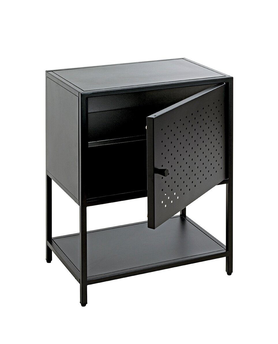 Schwarzer Metall-Nachttisch/Beistellschrank mit perforierter Tür, offen gezeigt, mit Ablageboden unten; Ansicht schräg von vorn (3/4-Perspektive) vor weißem Hintergrund