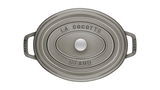 Ovale Cocotte von oben mit der Aufschrift 'La Cocotte Staub' auf dem Deckel, graue Farbe, mit zwei Griffen.