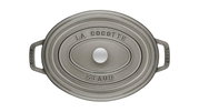 Ovale cocotte, gezien van bovenaf, met het opschrift 'La Cocotte Staub' op het deksel, grijze kleur, met twee handvatten.