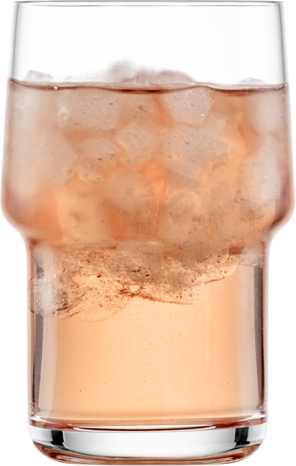 Vooraanzicht van een helder tumblerglas met lichtroze drank en ijsblokjes, close-up op witte achtergrond