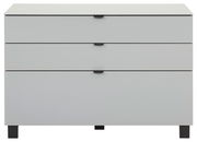 Frontale Ansicht eines modernen, weißen Sideboards mit drei Schubladen und schwarzen Griffen.