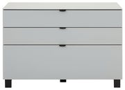 Frontale Ansicht eines modernen, weißen Sideboards mit drei Schubladen und schwarzen Griffen.