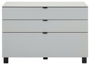 Frontale Ansicht eines modernen, weißen Sideboards mit drei Schubladen und schwarzen Griffen.
