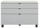 Frontale Ansicht eines modernen, weißen Sideboards mit drei Schubladen und schwarzen Griffen.
