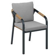 Moderner Stapelsessel mit grauem Kissen und Armlehnen aus Metall und Holz, seitliche Perspektive