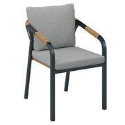 Moderner Stapelsessel mit grauem Kissen und Armlehnen aus Metall und Holz, seitliche Perspektive