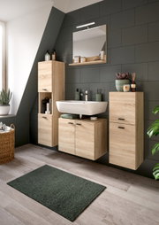 Moderner Badschrank aus Holz in einem stilvoll eingerichteten Badezimmer, frontal betrachtet.