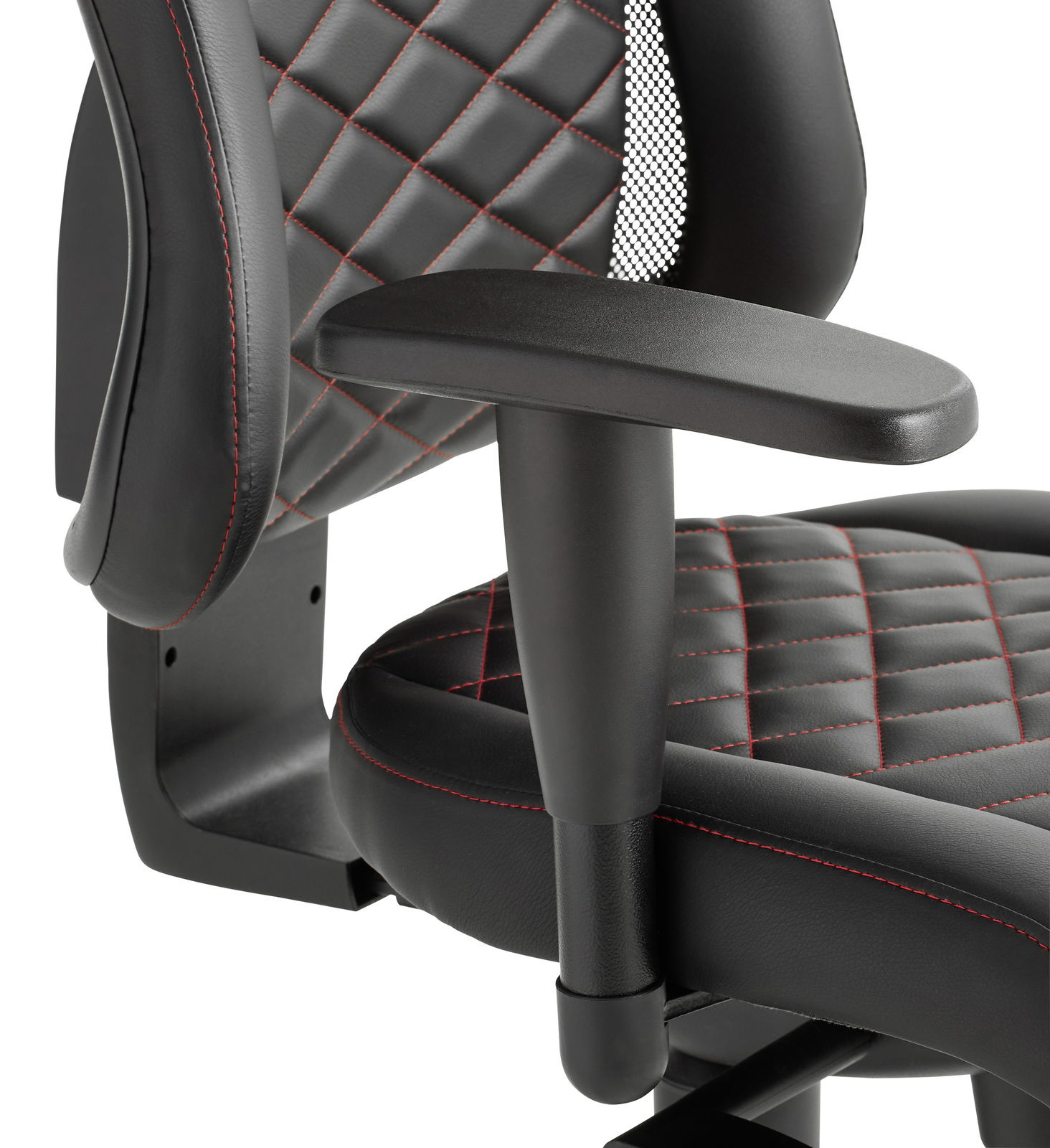 Nahaufnahme eines Gaming Stuhls mit schwarzem Kunstleder und roten Nähten, seitliche Perspektive