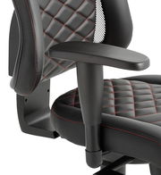 Nahaufnahme eines Gaming Stuhls mit schwarzem Kunstleder und roten Nähten, seitliche Perspektive