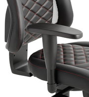 Nahaufnahme eines Gaming Stuhls mit schwarzem Kunstleder und roten Nähten, seitliche Perspektive