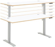 Höhenverstellbarer E-Schreibtisch mit weißer Tischplatte und grauen Beinen, seitliche Perspektive