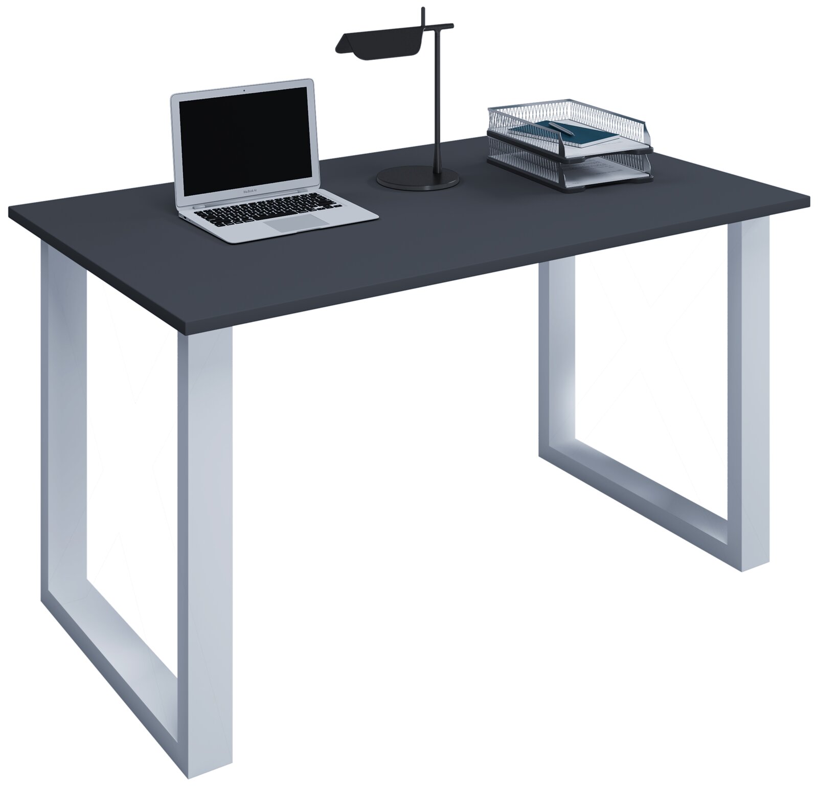Moderner Schreibtisch mit dunkelgrauer Tischplatte und silbernen U-förmigen Metallbeinen, darauf Laptop, schwarze Tischlampe und Ablagekorb; Perspektive: leicht von vorne links in schräger Ansicht.