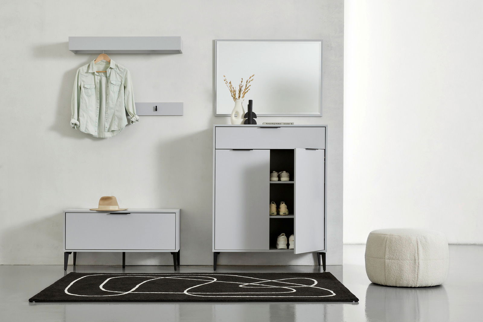 Moderner Eingangsbereich mit Garderobenbank, Schuhschrank und Spiegel in grauer Farbe, frontal betrachtet.