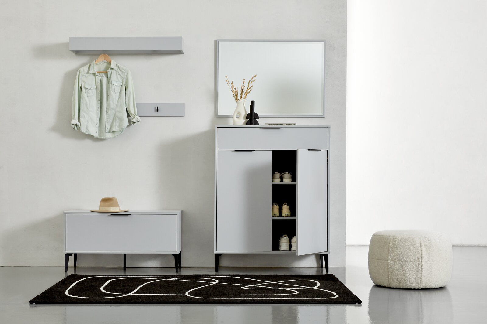 Hom´in Garderobenpaneel-Set breit JOLLY Moderner Eingangsbereich mit Garderobenbank, Schuhschrank und Spiegel in grauer Farbe, frontal betrachtet.