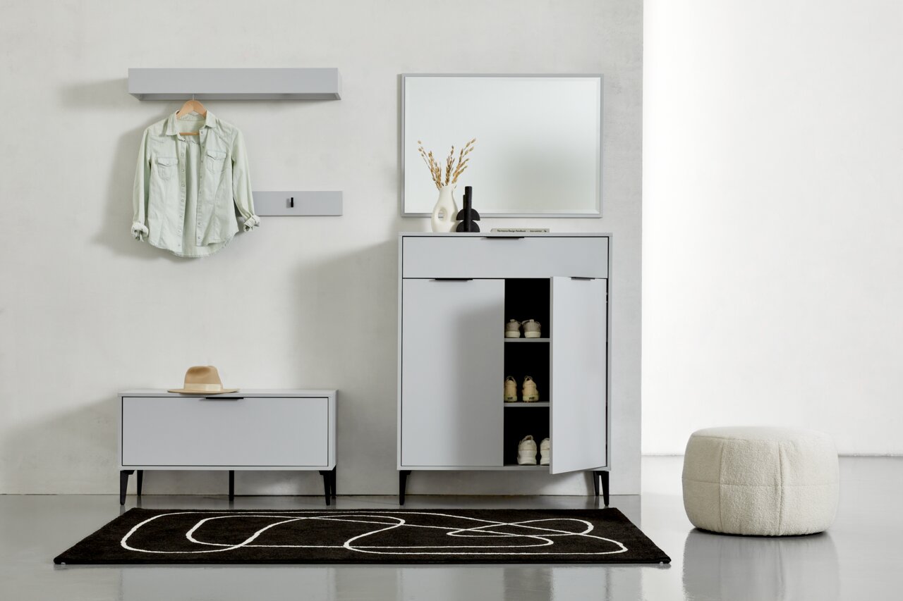 Moderner Eingangsbereich mit Garderobenbank, Schuhschrank und Spiegel in grauer Farbe, frontal betrachtet.